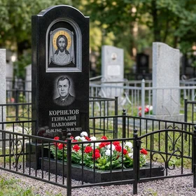 Гранитный памятник из красного гранита, цветник с розами