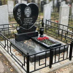 Гранитный памятник в форме сердца