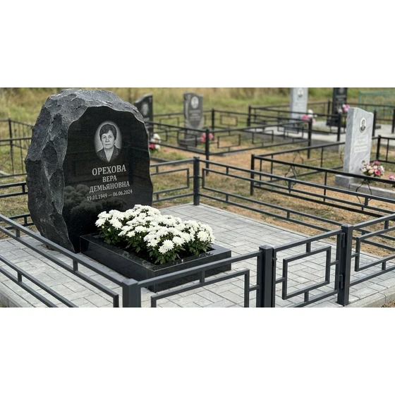 Гранитный памятник из цельной глыбы