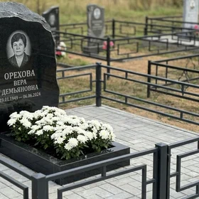 Гранитный памятник из цельной глыбы