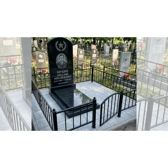 Гранитный памятник с арочным верхом