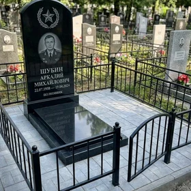 Гранитный памятник с арочным верхом