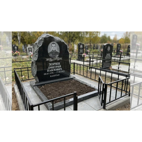 Гранитный памятник в виде скалы
