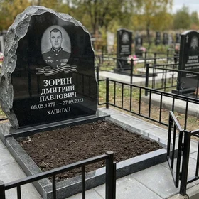 Гранитный памятник в виде скалы