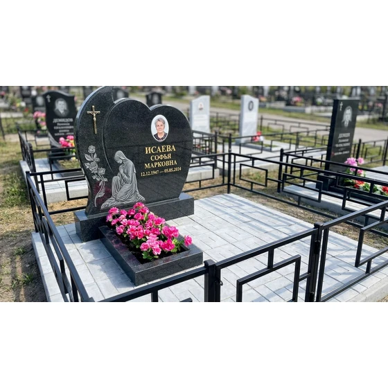 Гранитный памятник в форме сердца с крестом