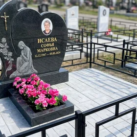 Гранитный памятник в форме сердца с крестом