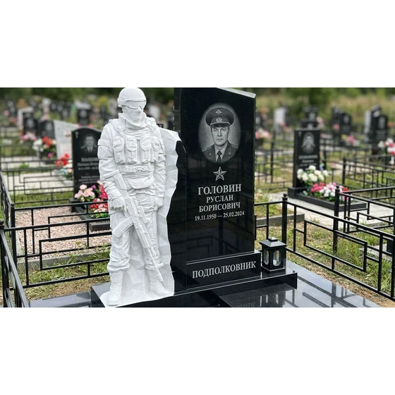 Комбинированный памятник Военному с барельефом солдата и звездой