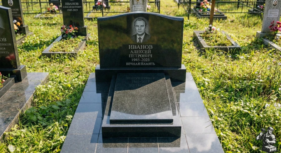 pamyatnik-iz-chernogo-granita-na-mogile-ivanova-alekseya-petrovicha