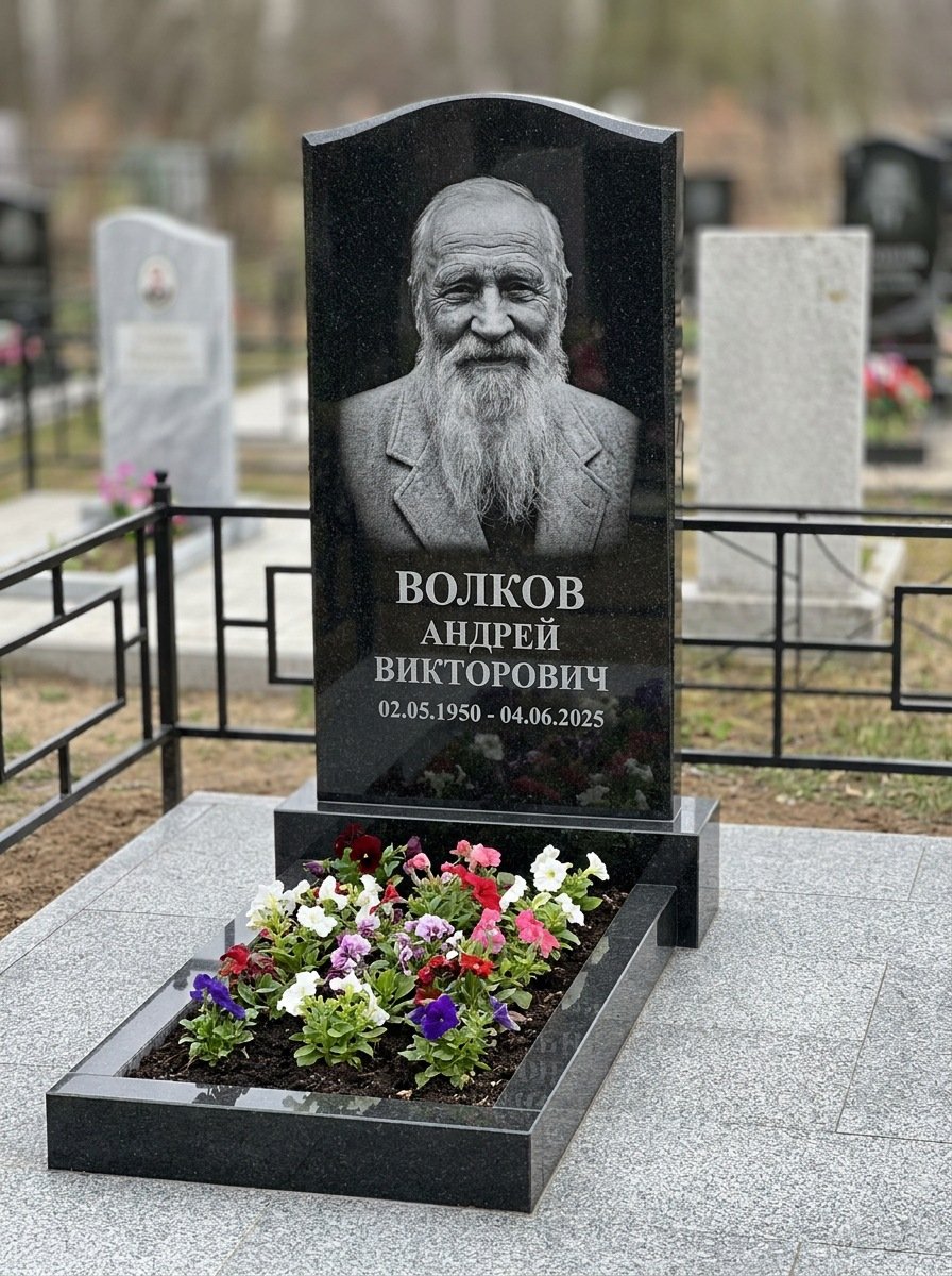 Портрет на памятнике в Оренбурге — Старый снимок восстановили, портрет по грудь — гравировка
